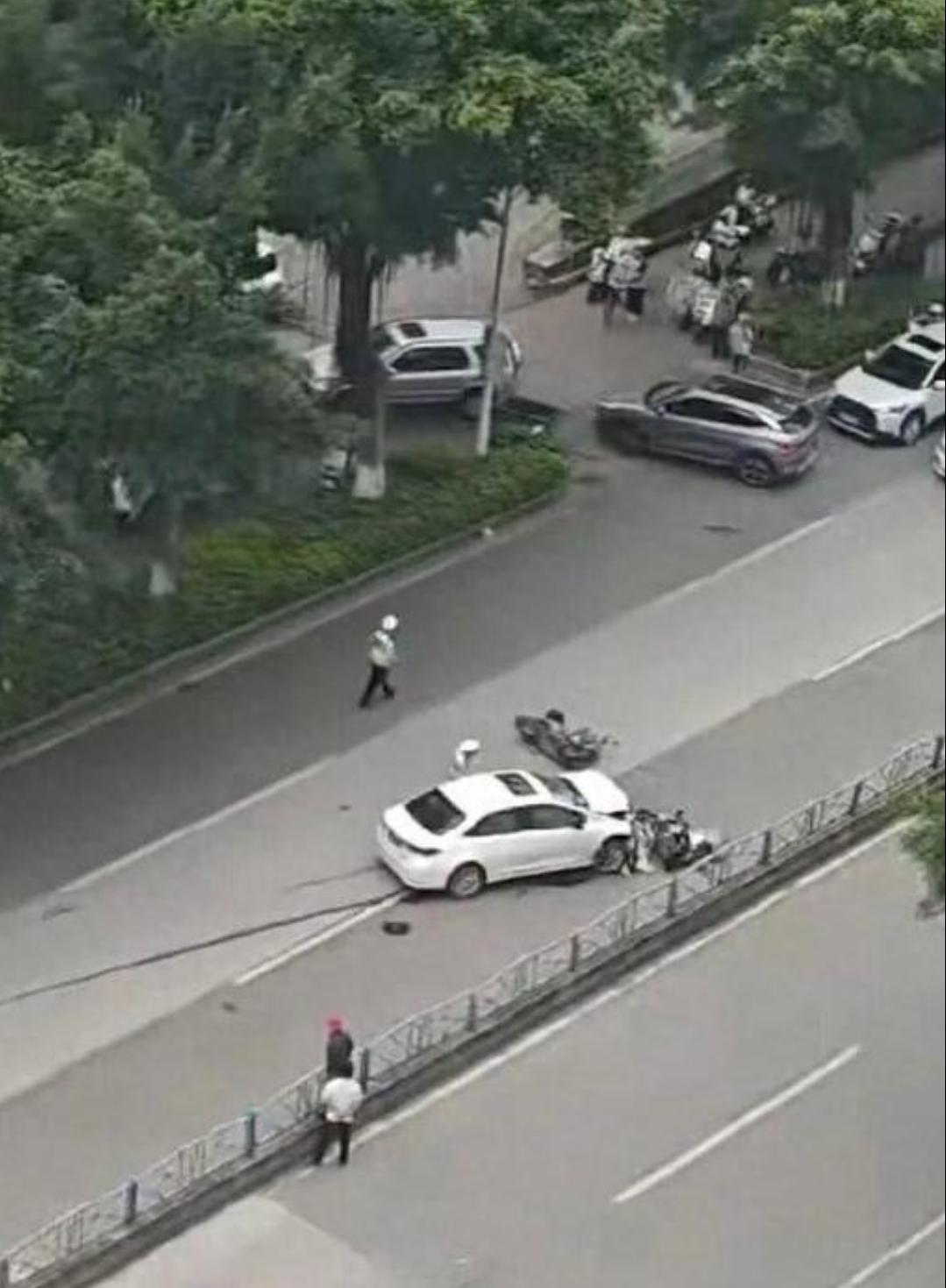 福建南安一车辆逆行撞倒多人4月19日，福建南安市水头镇发生一起车辆逆行撞人事故