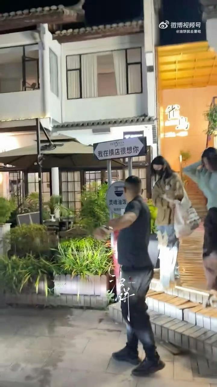 谁懂啊！七夕节刷到孟子义李昀锐同框，不是恋爱通稿是剧组聚餐！横店街头那俩身