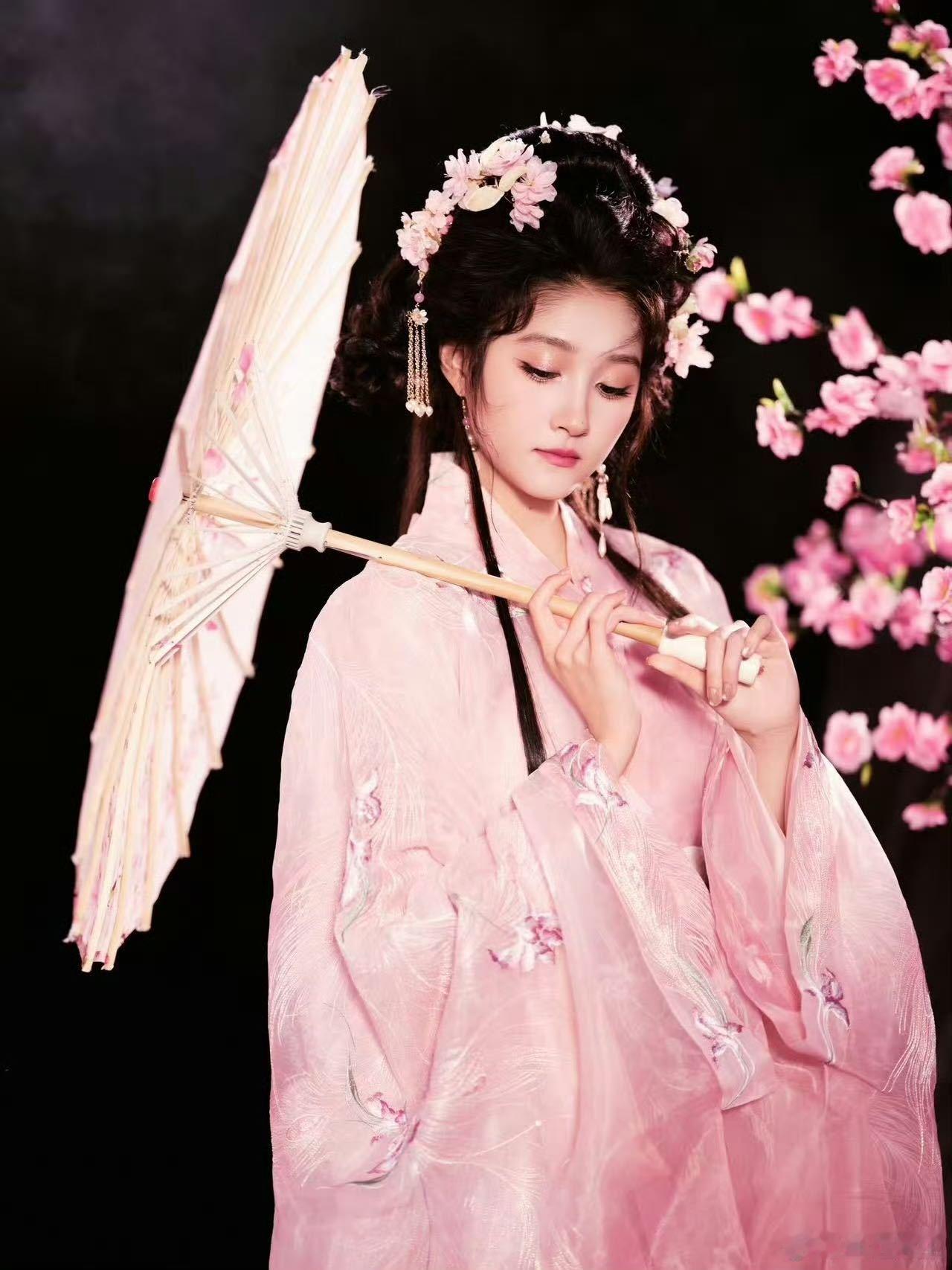 关晓彤桃花仙子造型瞧关晓彤在《王牌对王牌》《桃花笑》舞台的造型，妥妥的桃花仙子