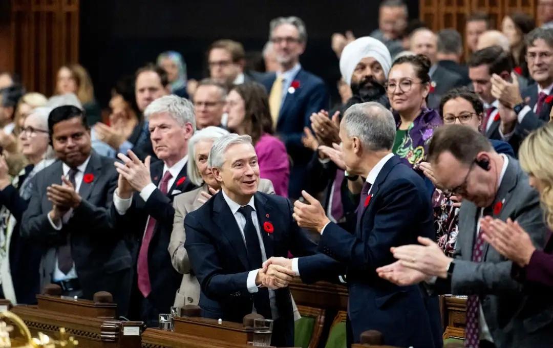 💥预算大战！信任危机？🌐最近的议会投票让人心惶惶！在周四的晚上，自由党、