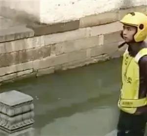 外卖员小刘在经过一座城市小桥时听到有人在呼救，说有个六岁儿童掉进桥下小河里了。呼