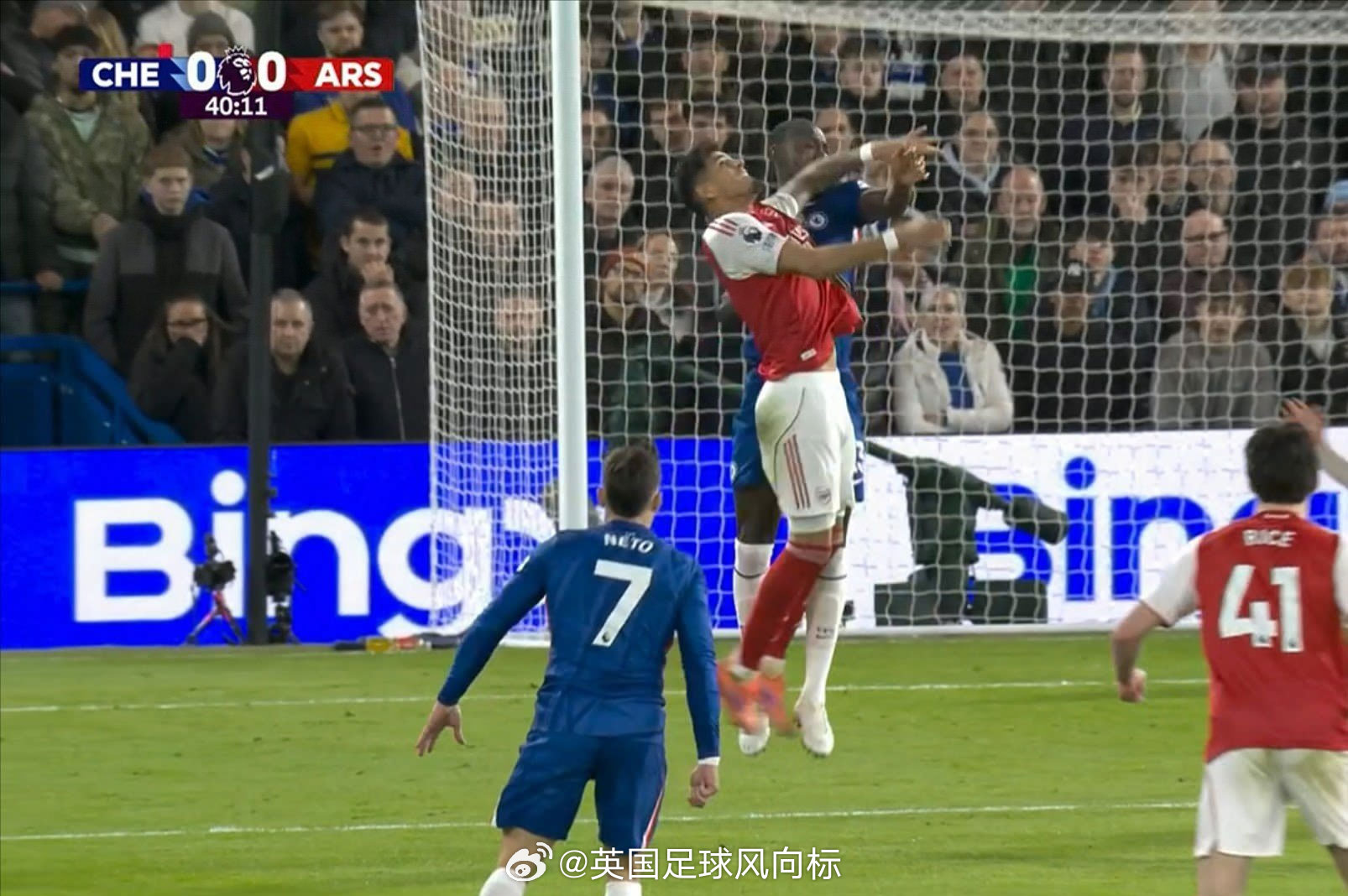 因卡皮耶肘击查洛巴切尔西vs阿森纳两名中卫争顶头球，因卡皮耶左手肘部击中了查洛