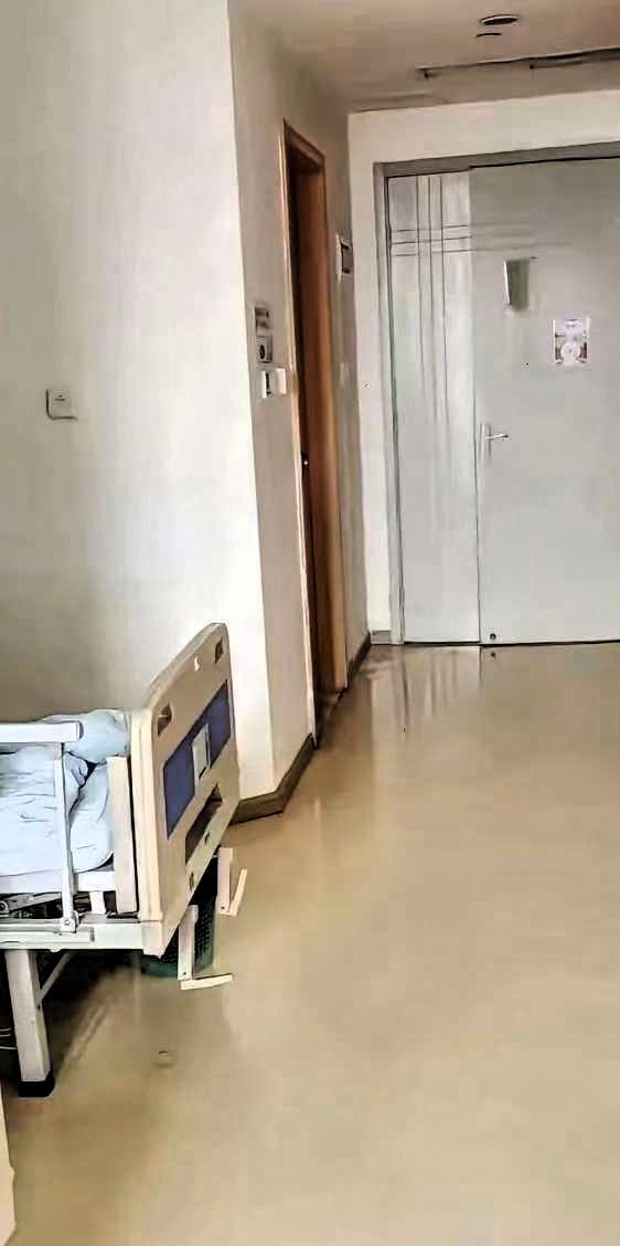 世界之大无奇不有。昨晚一产妇正常生完孩子后，由于会阴撕裂，医生要给她缝针，产妇