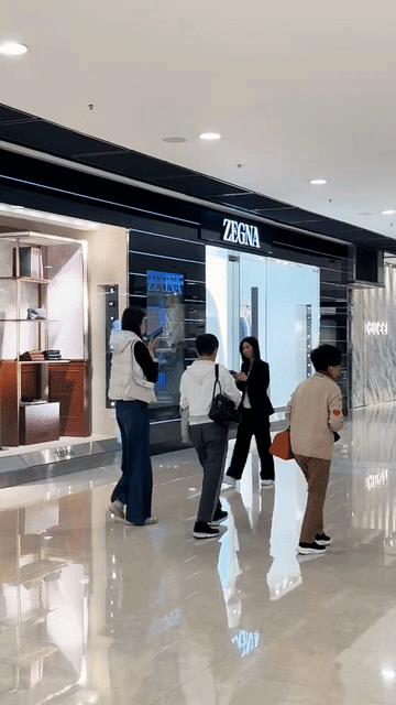 奚梦瑶和婆婆关系这么好啊！两人一起闲逛好松弛，好随意，一看就是经常一起出来溜达，
