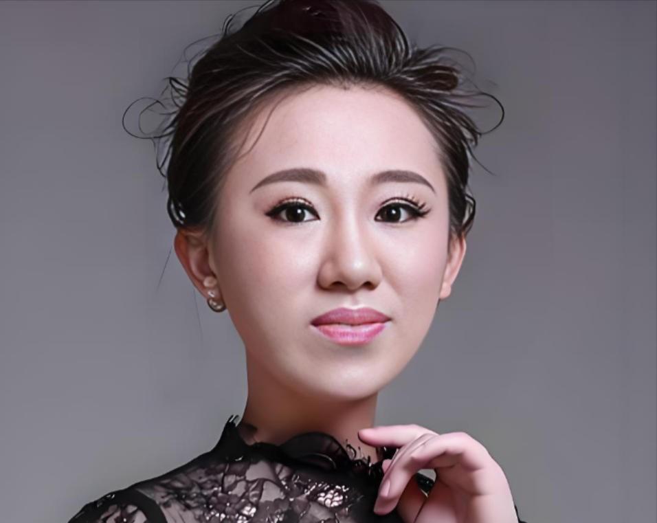 丫蛋本名叫吕品，36岁，已婚还生了三个娃。头一任丈夫是王金龙，2009年他俩结婚