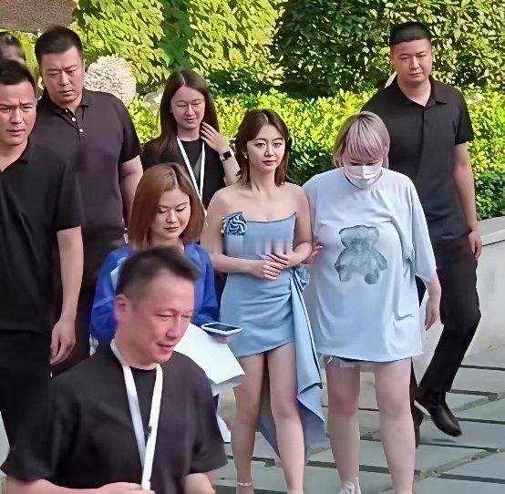 谭松韵是真的不高穿了这么高的高跟鞋才跟旁边美女差不多高