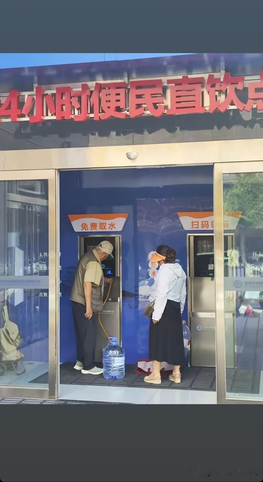7月29日，山西太原。北大街免费直饮水点本是为户外工作者解渴设的，却惨变大桶客的