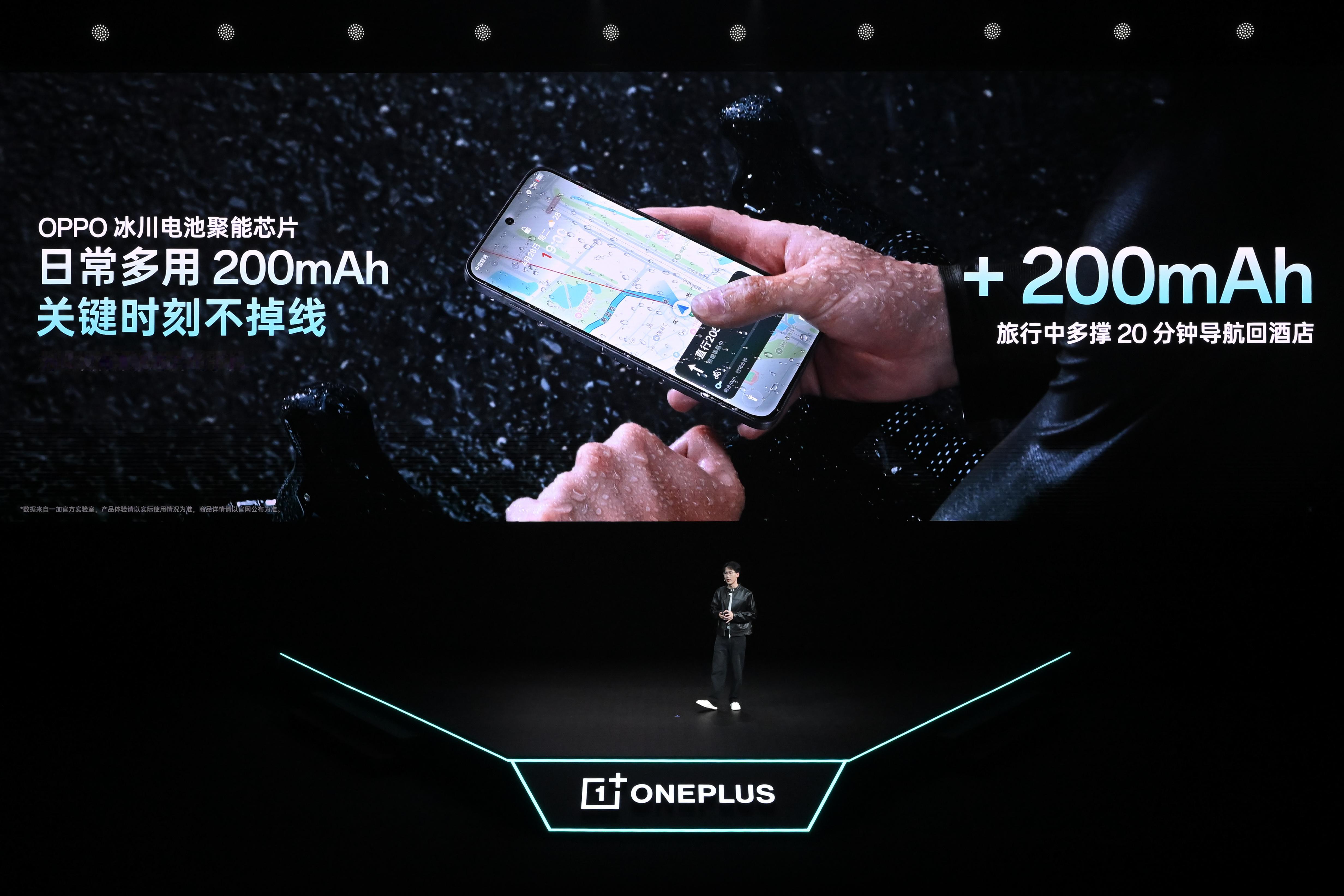 一加Ace6至尊版续航和充电：搭载了一块8600毫安时电池，120W超级闪充，