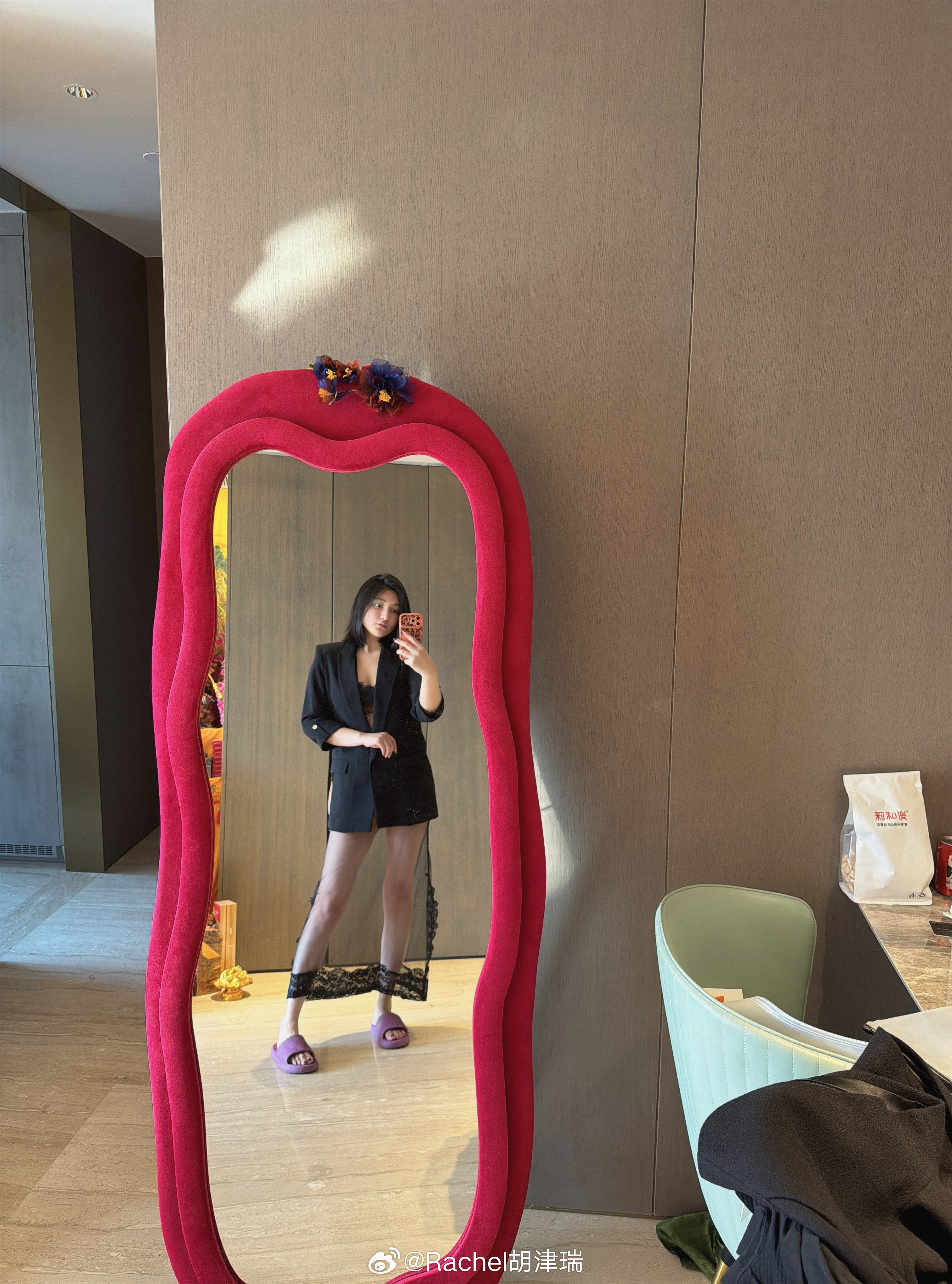 新买的俩裙子感觉还不错图二是蕾丝裙超透的那种搭了件西服不然没法发出来蕾丝