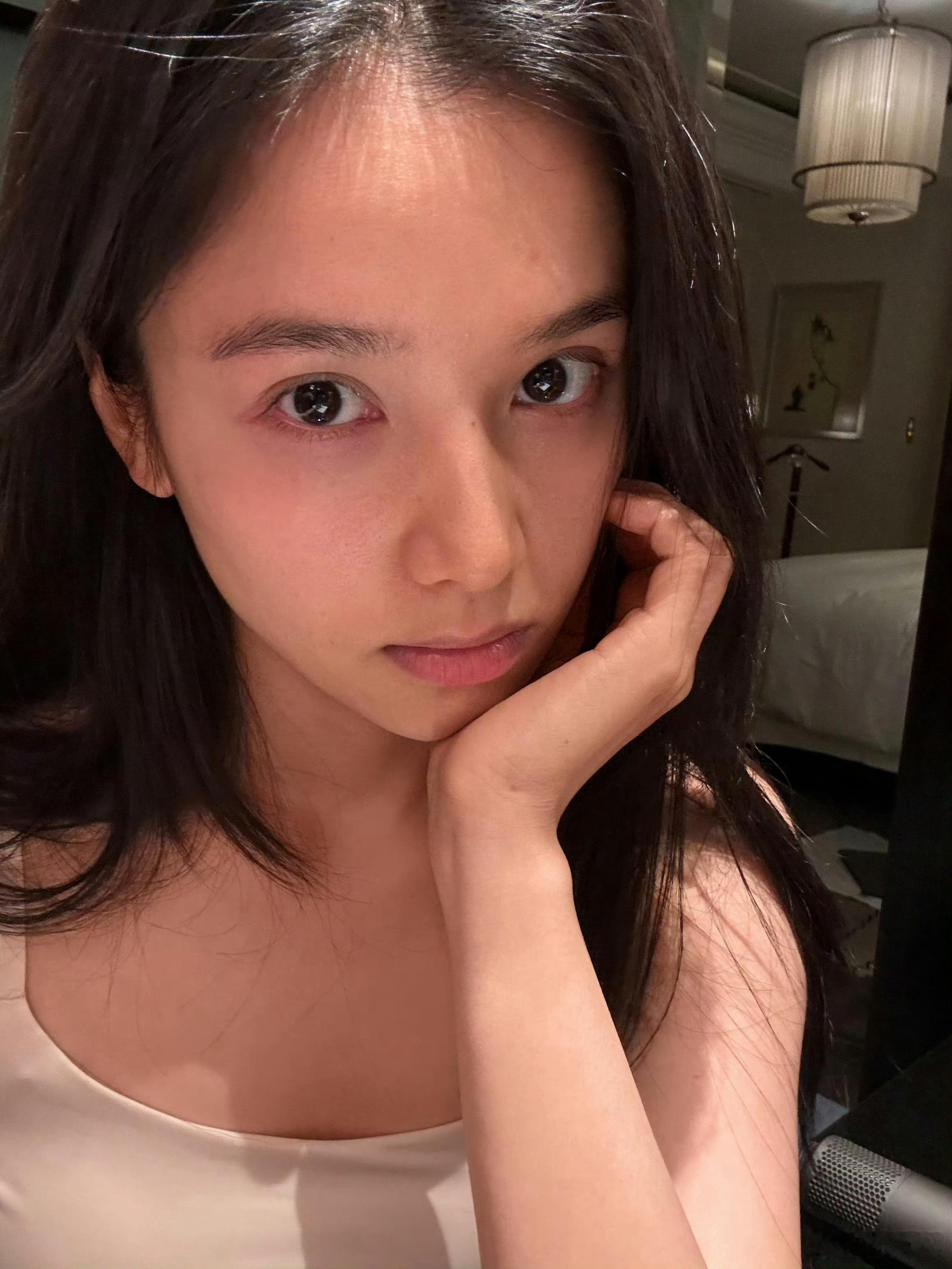 张婧仪被夸到害羞捂脸可是她就是很漂亮啊