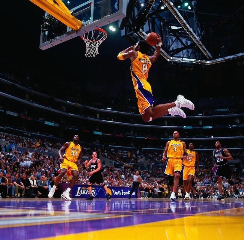 科比～布莱恩特：8岁已经学会左右手运球！！9岁在意大利小镇列蒂比赛首次砍下6