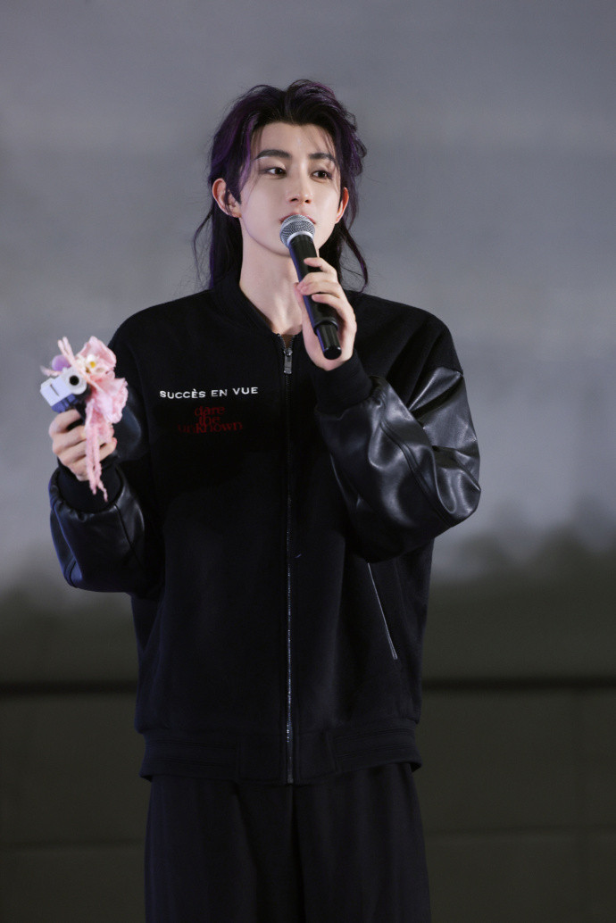 敖瑞鹏不二之臣杀青宴照敖瑞鹏《不二之臣》杀青宴官方照，杀青快乐~