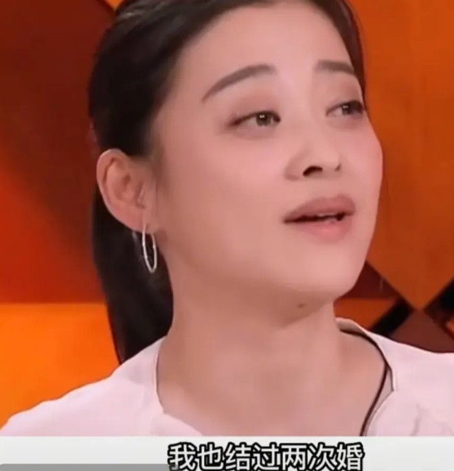 梅婷说:“我结过2次婚，第一次婚姻离婚后，单身很长时间。爸妈也催，我有点放弃，觉