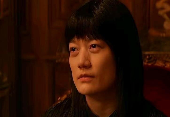 难怪李月英满头白发？原来地枭们一出来就得赶紧抓个人当"血囊"，不然就活不长。