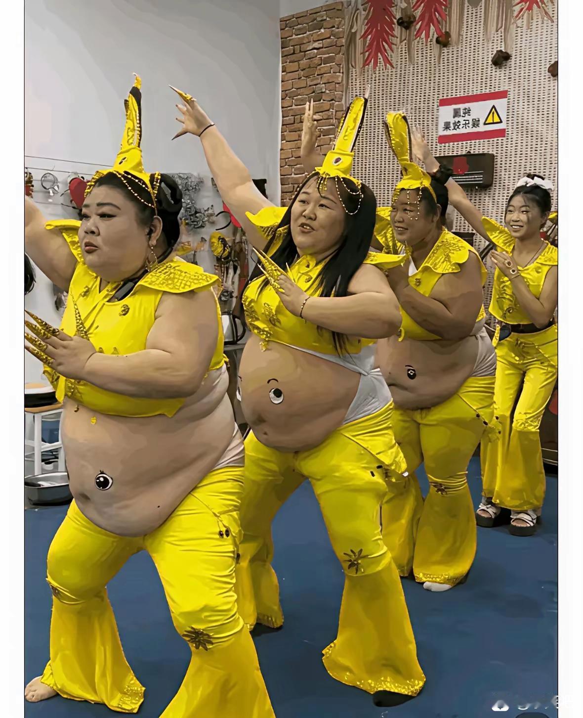 “超萌兔女郎，一起嗨翻舞台！”🐰💃🏻🎉