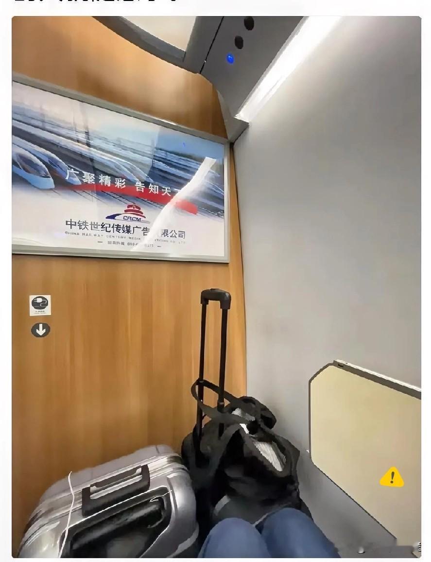 不知道大家发现没有，高铁现在越来越严谨了，就因为一个人的闹剧，取消了靠窗