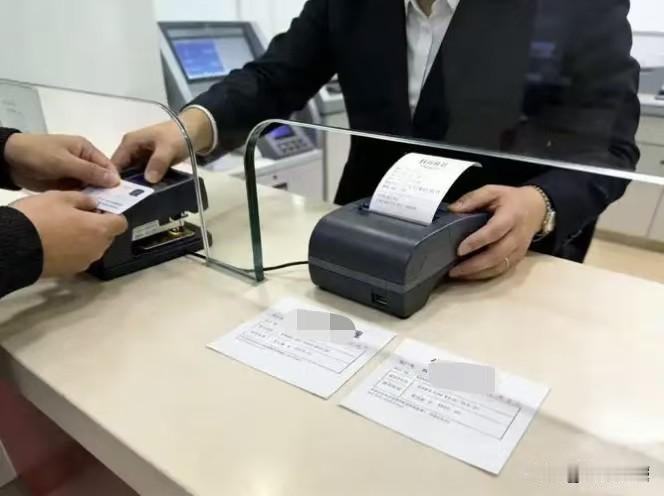 防不胜防！陕西西安，男子去超市买了50块钱东西，扫码结账时，系统竟提示余额不足。