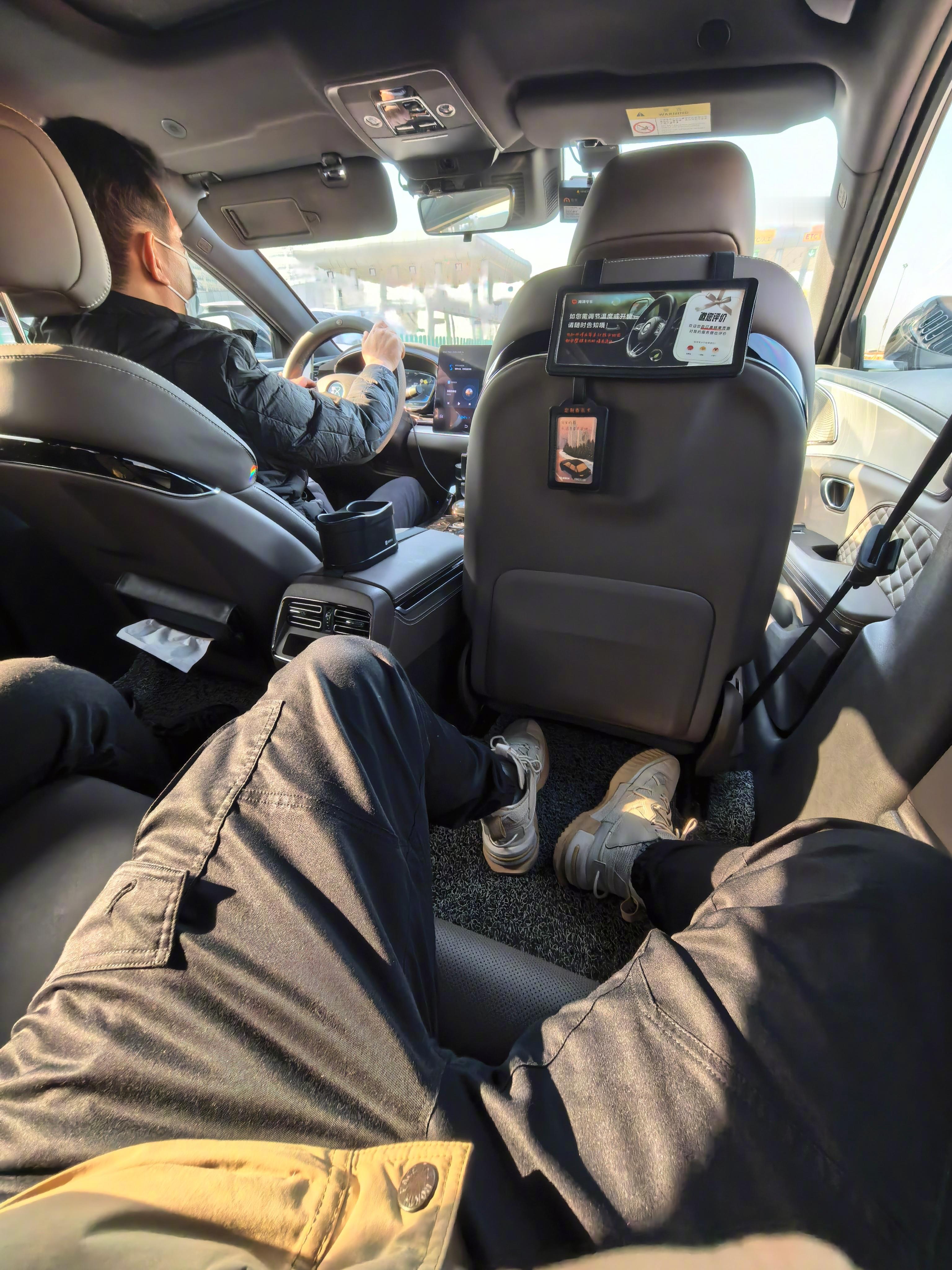 每次打专车，我挺喜欢坐汉的，后排空间大、座椅也软乎。最近命比较好，好久没碰到风琴