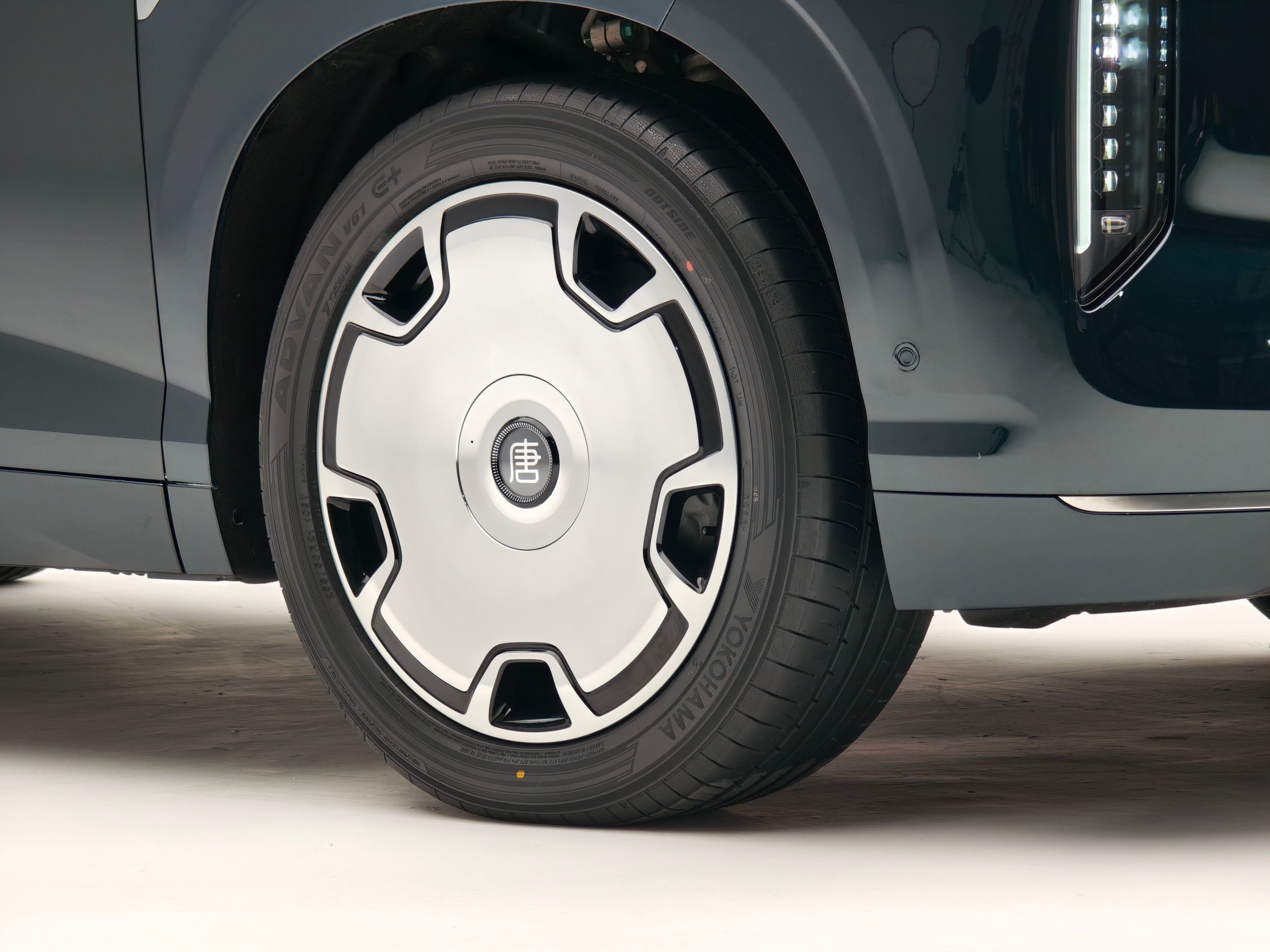 比亚迪大唐外观实拍图，有两个颜色一个绿色一个米色，大家更喜欢哪个？我猜测，这是两