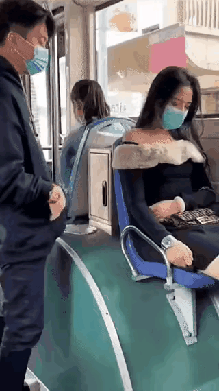 拍这样的段子不太好，总有老实人会当真。作为一个成年人要有边界感，陌生人还是要