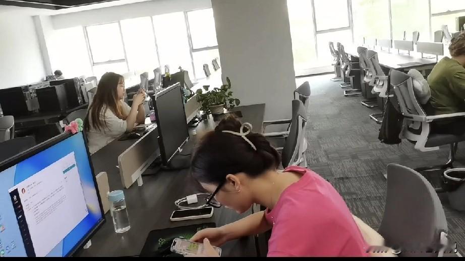 公司近期准备转几个表现挺优秀的劳务派员工为自有员工，本以为这几个人会挺高兴地接受