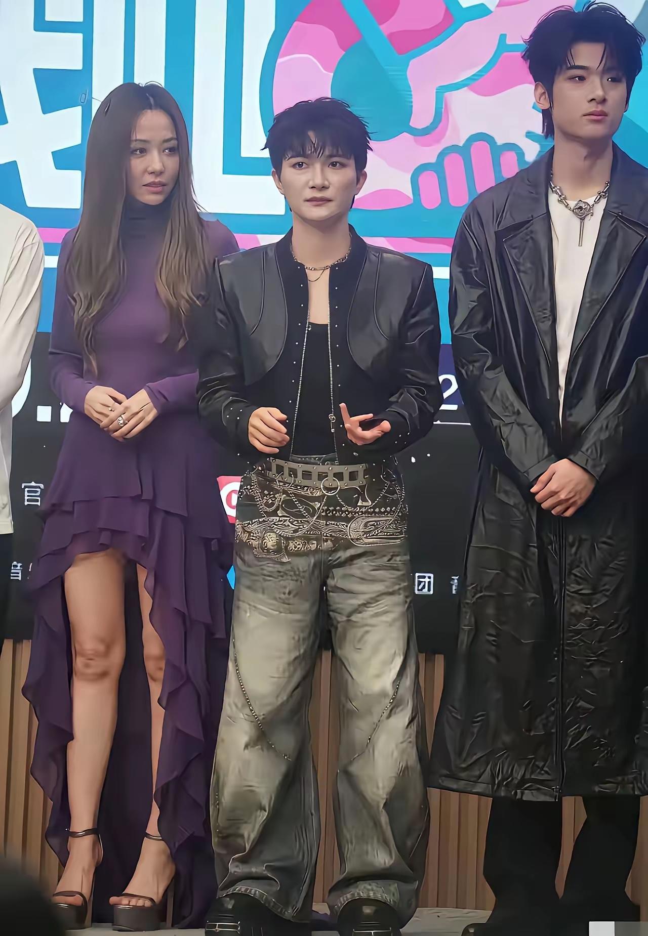 1. 周深最近的造型又被讨论上了热搜，有人说他穿的是当下流行的日韩风，宽松卫衣配