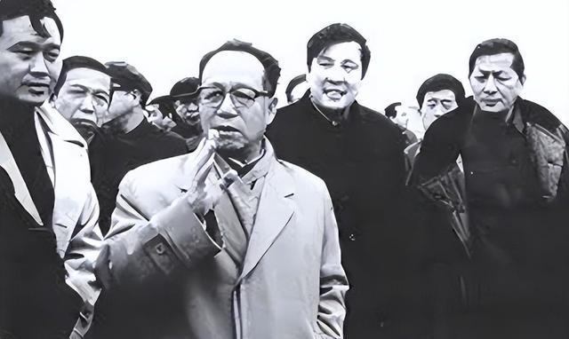 1965年，三线建设全面铺开。彭德怀临危受命，赴西南担任第三副总指挥。谷牧的
