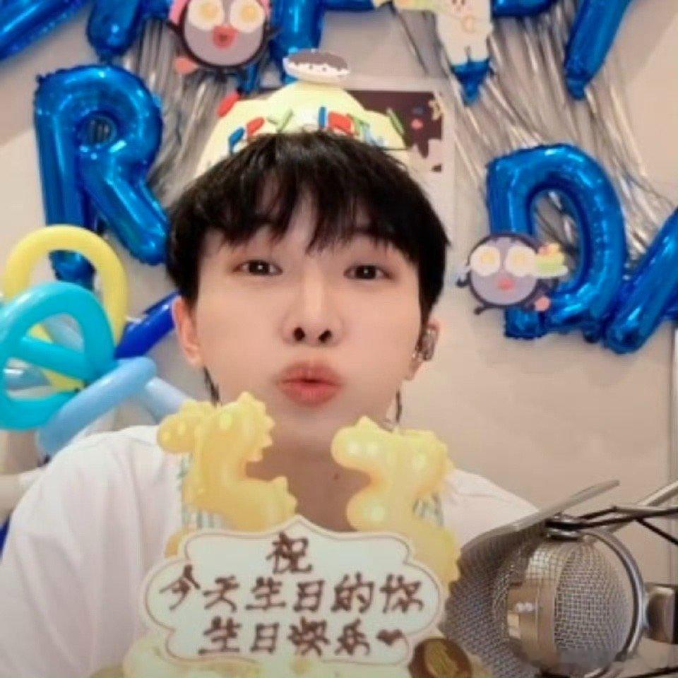 蛋糕不同意周深33岁原来蛋糕也有小心思！反复折腾“3”字蜡烛，用特别的方式送上