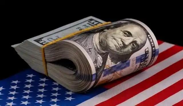 中国抛售美债。根据知情人士透露，目前中国监管部门已经向不少银行发出提醒，建议减少