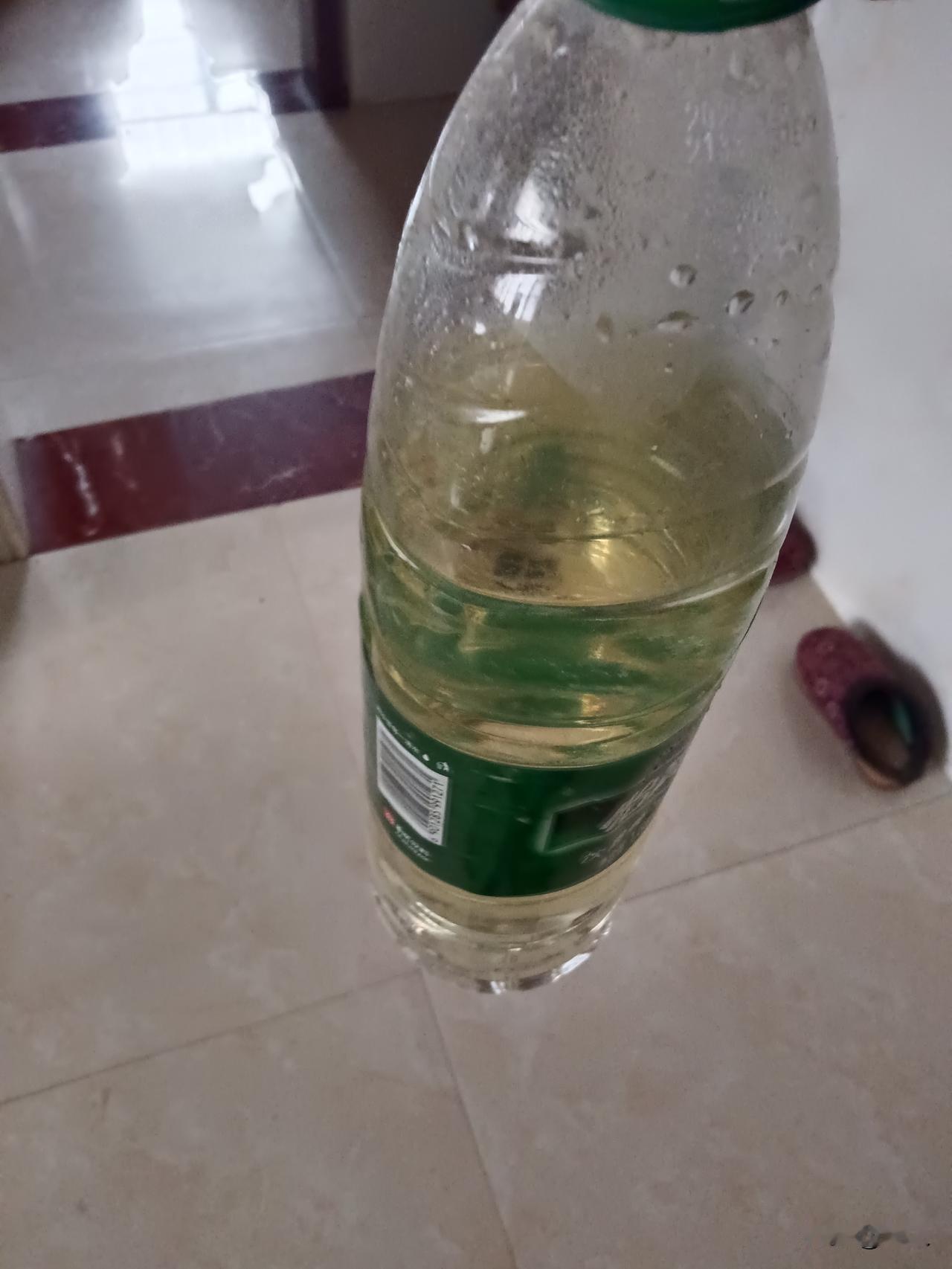 永州大学生回家啦他还不知道永州因湘超叫花子体育馆有多火，下雨在家玩无人机明日带他