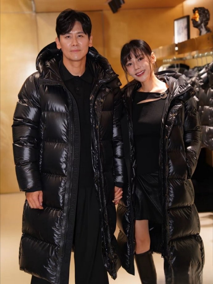 因为是很好的朋友，于晓光全程未显露不满，间接表明对妻子行为的认可，秋瓷炫动作大方