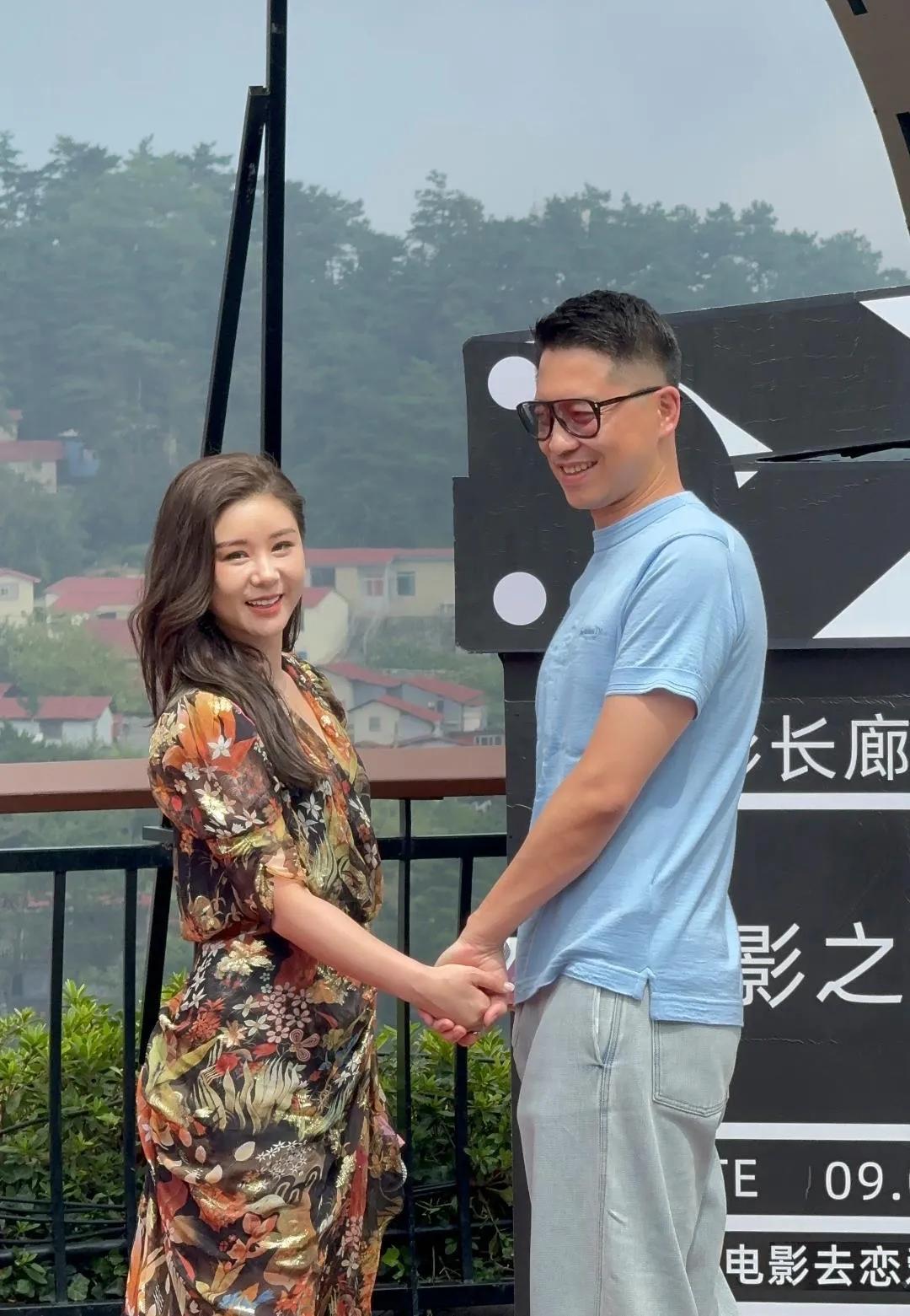 王雷、李小萌夫妇现身庐山大秀恩爱：一袭花裙的李小萌娇柔腰柳，小巧玲珑，笑意粲然，