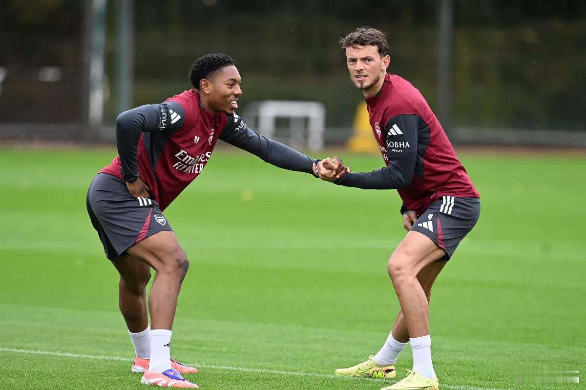 曼城可能过度依赖哈兰德，利物浦新援还没融入体系，切尔西还是太年轻……各家都有各自