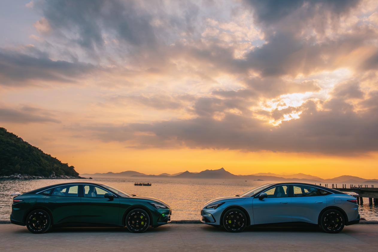 极狐全新阿尔法S5上市补贴价9.98万起，全系标配宁德时代。3月18日极狐全新阿