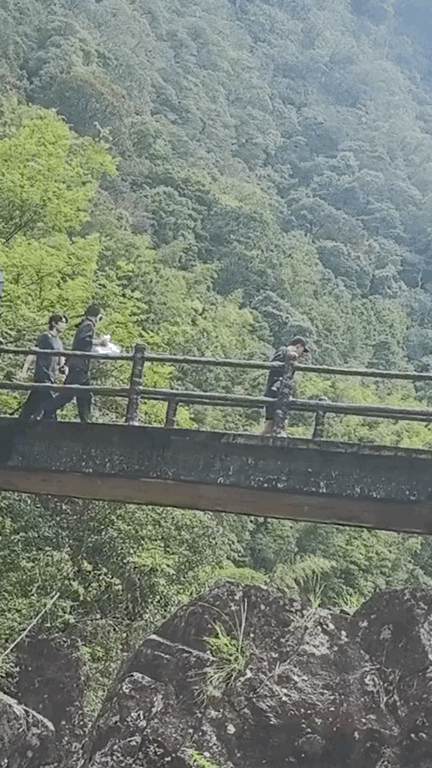 吴磊偶遇吴磊武夷山骑自行车吴磊在户外赛道这一块还是太权威了！网友在武夷山偶遇