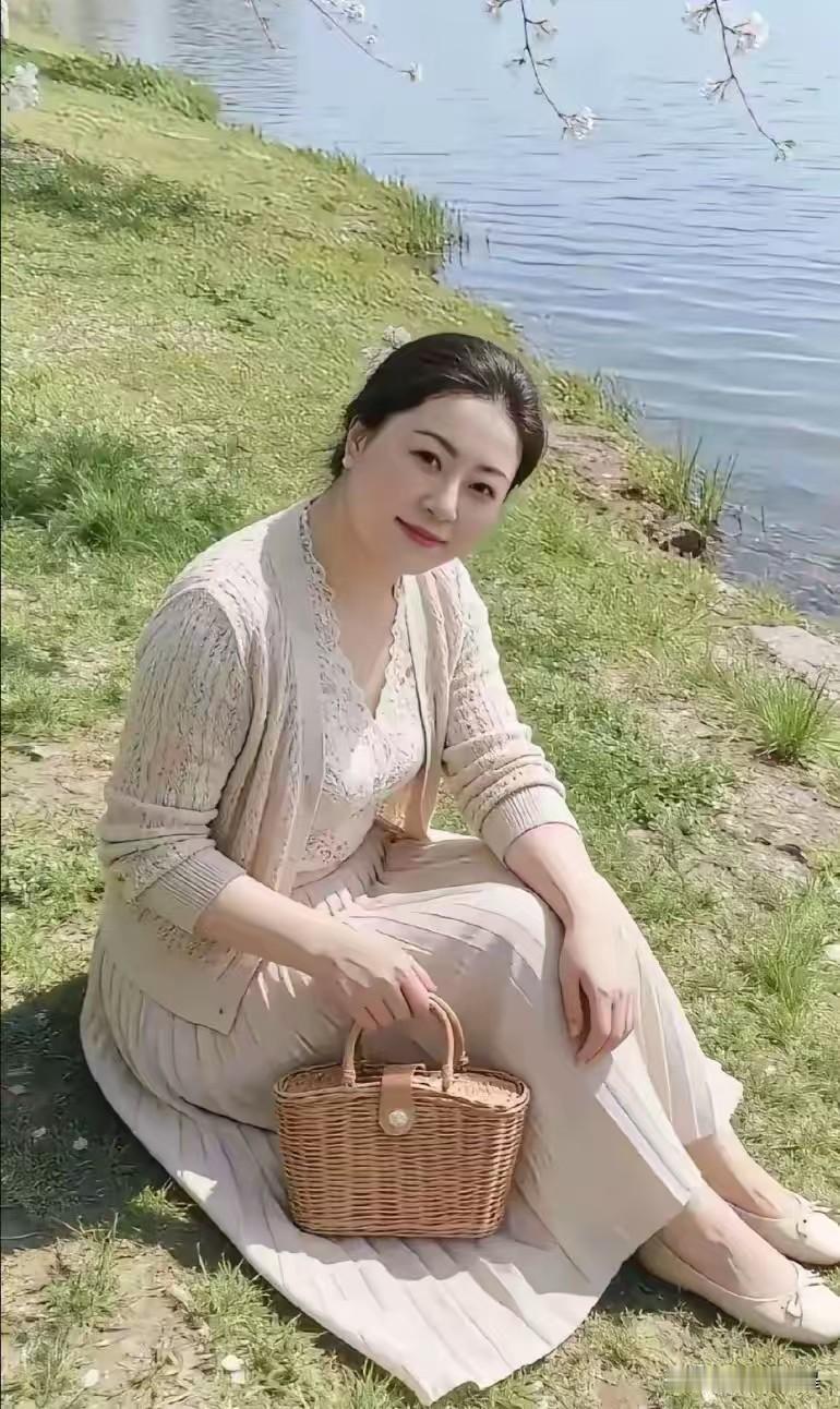 美人照，这个妇女已经有些年龄，年轻时一定是个美女，现在这姿态和环境你看还是美人吗