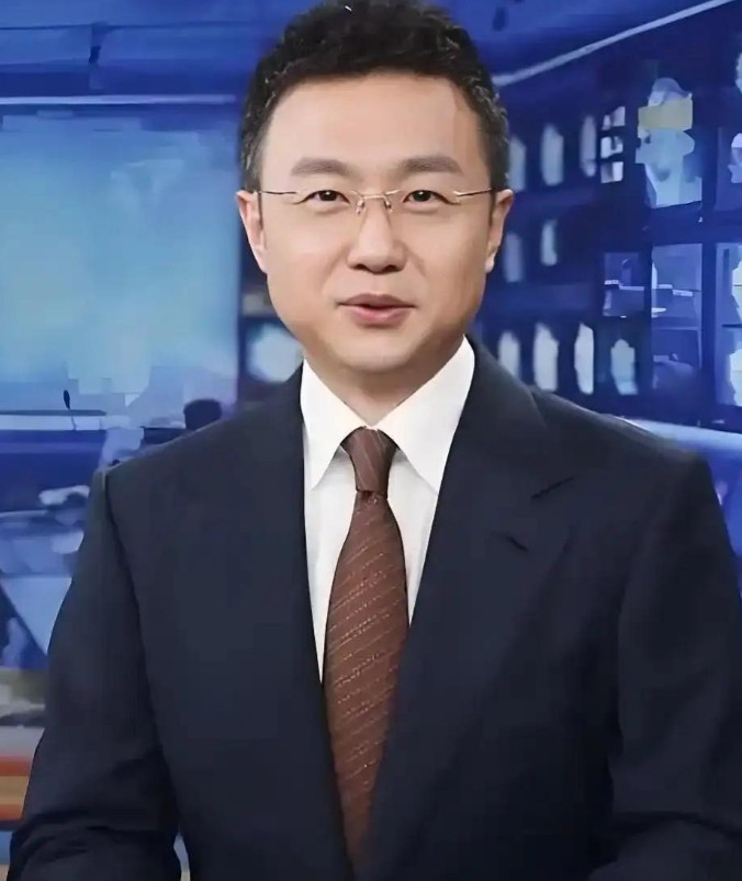 大家都猜错了，九三阅兵现场解说的，不是康辉、李梓萌，海霞，也不是任鲁豫、劳春燕，