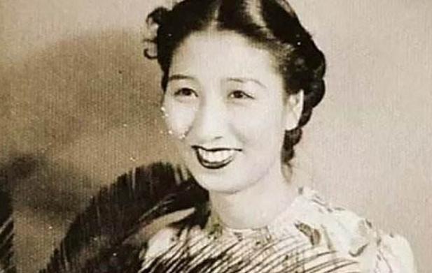 1940年深夜，郑苹如被秘密押到小树林执行枪决，特务见她是个大美人，实在于心不忍