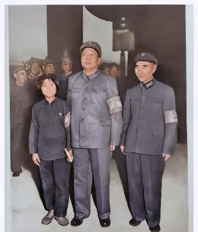 焦裕禄的女儿焦守云13岁时，曾在天安门城楼上和毛主席握手并合影留念，而她也因受到