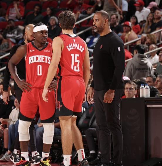 火箭队如果后面的比赛全胜的话，完全有可能排到西部第四位，掘金后面还要两场打马刺，