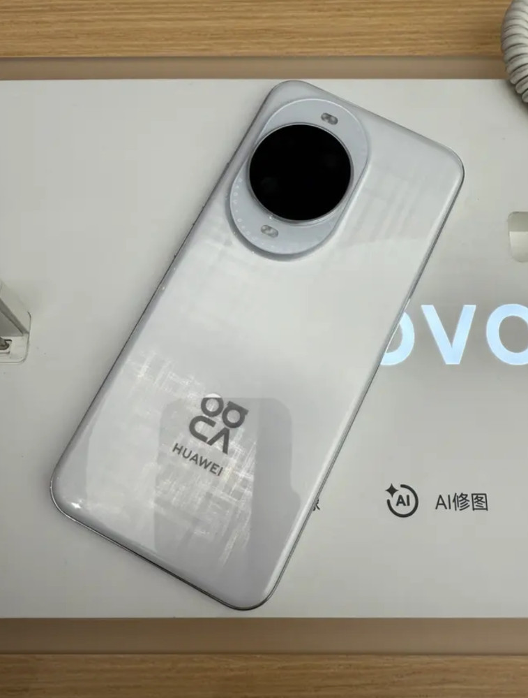 今天进到华为门店，我说看一下nova14系列，那销售就跟我说nova14UIt