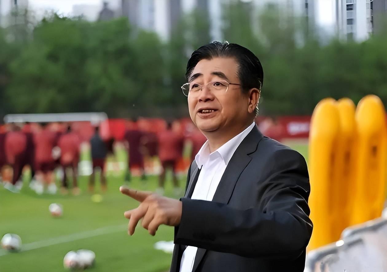 上面一句话，足协的工作就白瞎。选帅这件事，轰轰烈烈搞了三四个月，结果不抵上面一