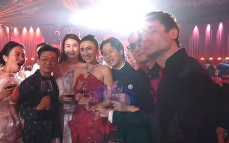 别人找小娇妻，王宝强偏不。2026年7月6日，山东青岛一场好友婚礼上，他和女友冯