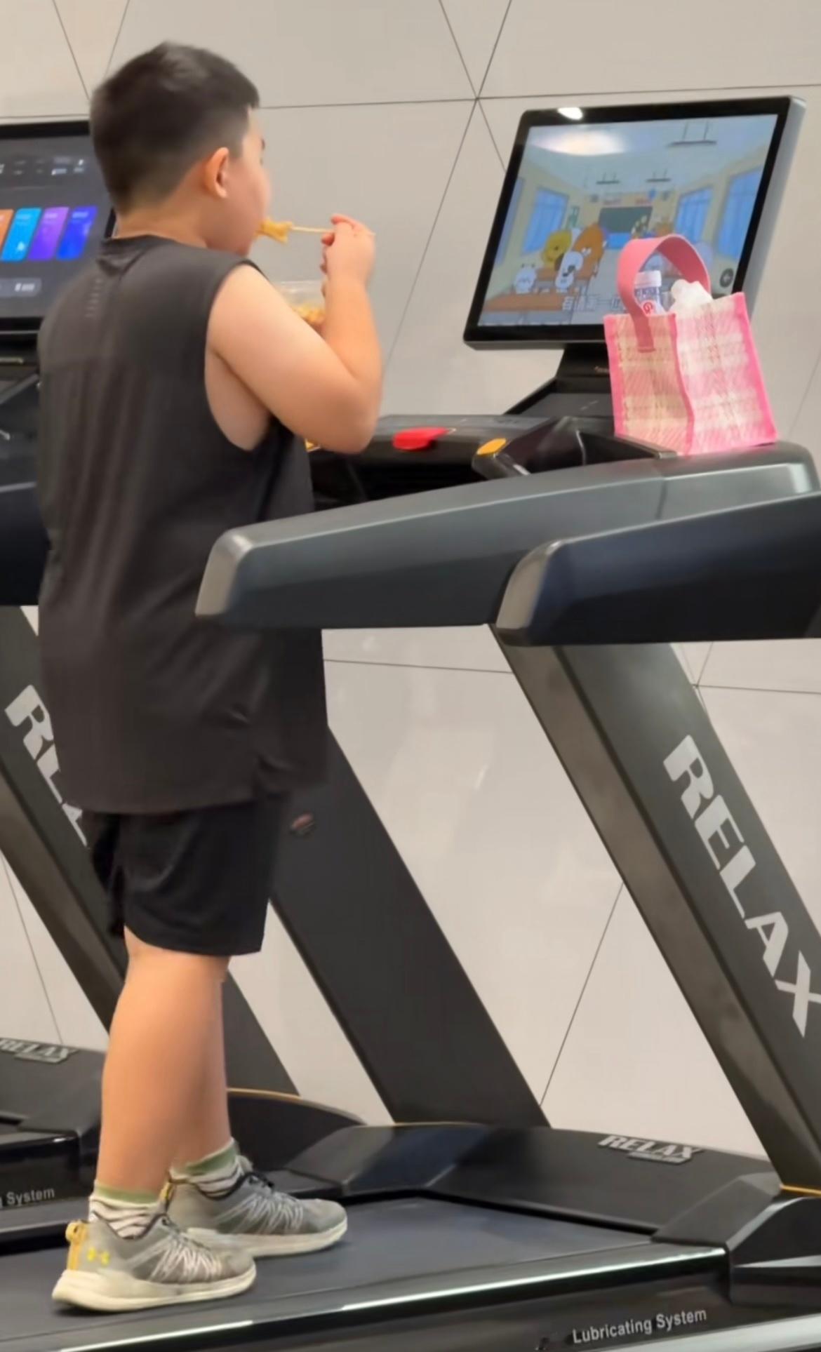 今天练的咬肌！孩子对自己差点吧哈哈哈哈哈哈​​​