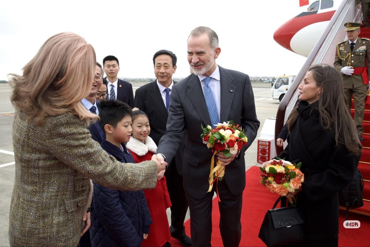完全没想到，西班牙国王费利佩六世国王和王后莱蒂齐亚访华第一站是成都。11月10日