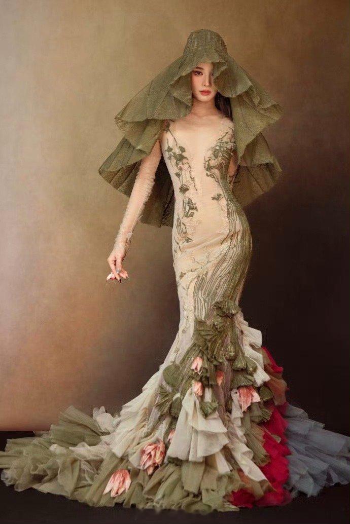 彭小苒透视包臀鱼尾裙彭小苒用一条裙子诠释了什么是“媚骨天成”。透视与包臀的设计