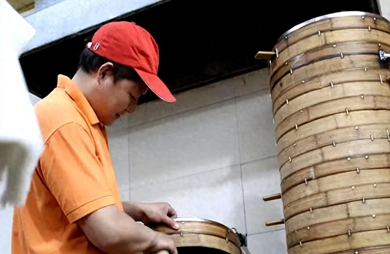 合肥1餐馆客人用完餐未付费走人，有人提醒，老板：没事，有暗号在合肥一家不起眼的