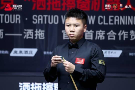 斯诺克中国公开赛半决赛。我评论一下周跃龙，本赛季进步是有的，虽然很小，但也不错