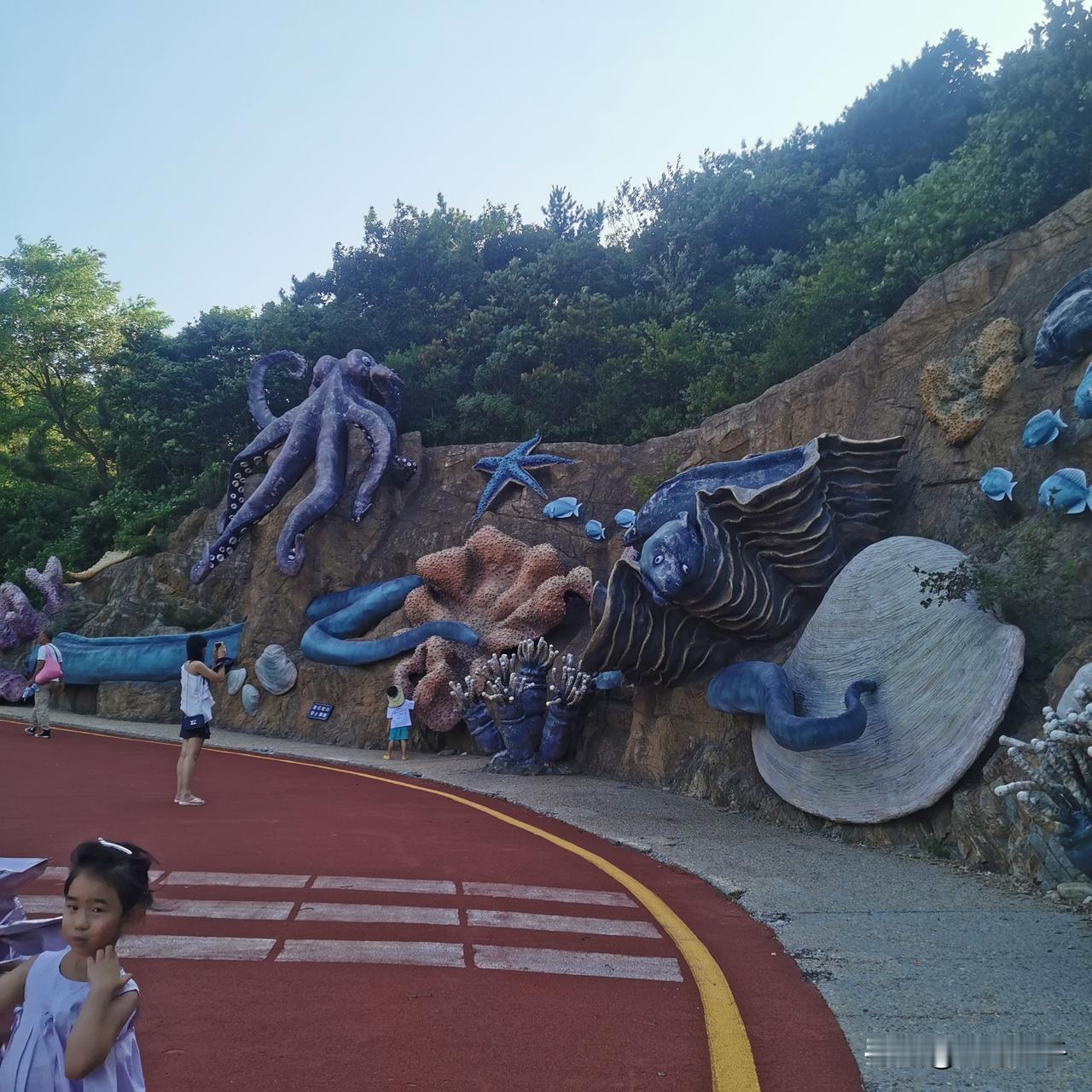 大连海之韵公园（滨海北路），也叫海底大峡谷，这里吸引着很多的游客在这里打卡。