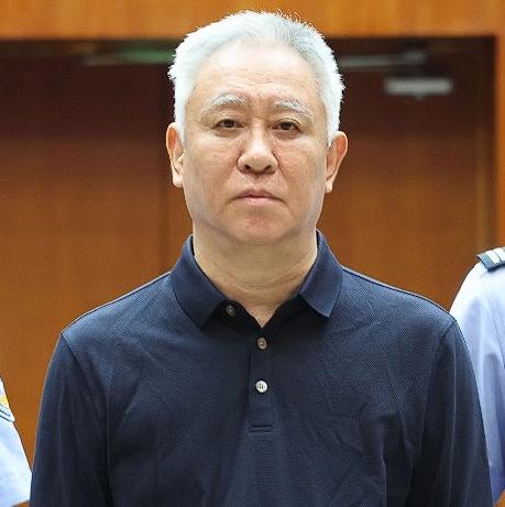 恒大父子三人在同一天被判有罪，即使拥有名校背景也无法避免结果，许家印一家最让人关